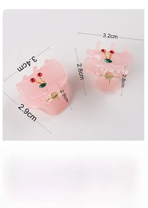 Vue détaillée des pinces à cheveux en acrylique rose avec cerises et mesures