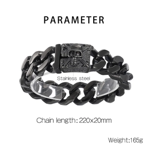 Detailansicht des 220 mm schwarzen Edelstahl Totenkopf Panzerarmbands für Herren