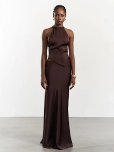 Détail du haut dos nu en satin marron chocolat avec ourlet irrégulier et découpe latérale