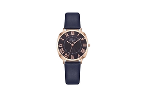 Gros plan du cadran à chiffres romains sur montre quartz femme avec bracelet en cuir bleu