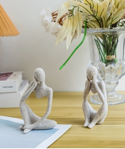 Statues de penseur yoga abstraites en texture grès pour décor de bureau nordique épuré