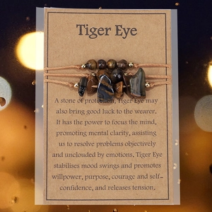 Set de pulseras de ojo de tigre con cristales naturales y cuentas sobre tarjeta expositora