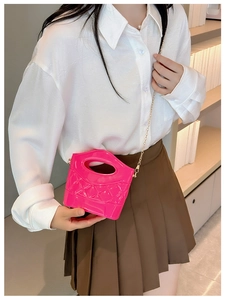 Dettaglio mini borsa a secchiello rosa acceso in gelatina con catena dorata