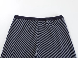 Détail macro du tissu tricoté à rayures bleues et blanches avec taille élastique