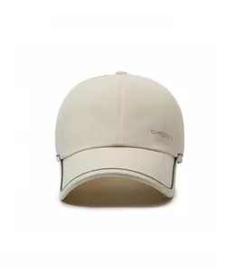Détail des trous en maille respirante sur la casquette de sport légère couleur beige