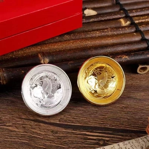 Detail von Gold- und Silber-Miniaturschalen mit Karpfenrelief auf dunklem Holzdekor