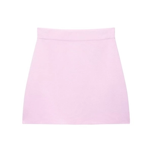 Flachliegendes Detail des rosa Strick-Minirocks mit Rippstruktur und klarem Design