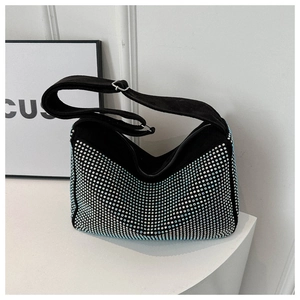 Détail d'un sac hobo de luxe montrant des strass scintillants et une boucle en métal argenté