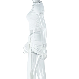 Détail de l'ensemble deux pièces blanc avec crop top froncé et mini-jupe à lacets