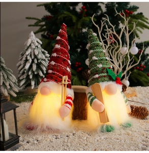 Dettaglio di gnomi di Natale luminosi con luci LED, cappelli a maglia e sci in legno