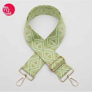 Dettaglio della tracolla per borsa da 5 cm in tessuto verde e bianco con fibbie dorate