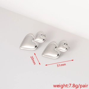 Detailed size chart showing 20mm by 31mm silver double heart earrings weighing 7.8g per pair