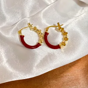 Boucles d'oreilles créoles émail rouge foncé et motifs de cœur dorés sur soie