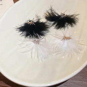 Eleganti orecchini in argento con piume naturali nere e bianche e nappine pendenti