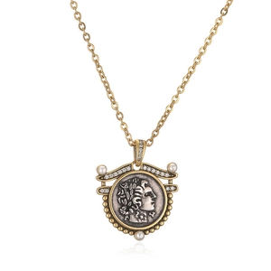 Détail macro du pendentif pièce romaine antique avec relief embossé et perles élégantes