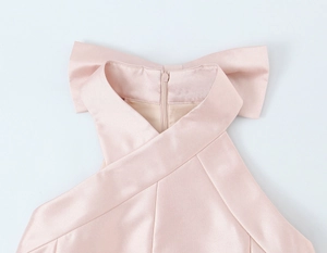 Robe dos nu en satin rose avec détails croisés dans le dos et nœud papillon élégant