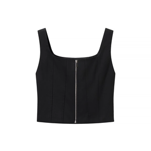 Détail du haut corset noir à col carré avec fermeture éclair argentée et coutures baleines