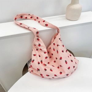 Détail du sac cabas en velours côtelé rose avec imprimés fraises et texture douce