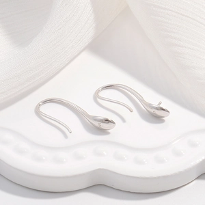 Détail de crochets d'oreilles en argent sterling S925 avec finition polie et poinçon