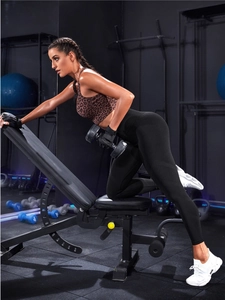 Dettaglio del reggiseno sportivo leopardato e dei leggings yoga a vita alta in palestra
