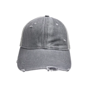 Detalle de gorra trucker gris vintage en algodón lavado con malla y bordes desgastados