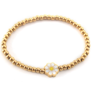 Pulsera de cuentas doradas a la moda con un dije de margarita esmaltada en fondo blanco