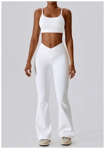 Détail de l'ensemble yoga blanc côtelé avec taille en V et legging évasé