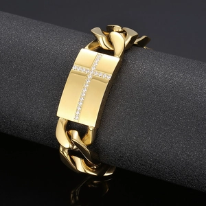 Détail d'un bracelet gourmette doré avec pendentif rectangulaire serti d'une croix en diamant