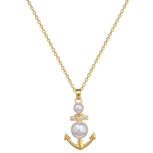 Lussuosa collana ad ancora dorata con perle bianche e cristalli su catena fine oro