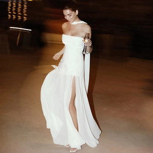 Robe longue blanche bustier élégante avec fente latérale et détail d'écharpe en soie fluide