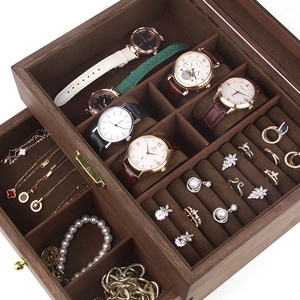 Vue détaillée du coffret à montres en noyer avec fentes pour bagues et tiroirs