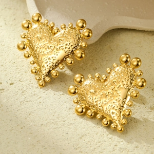 Vintage gold heart-shaped stainless steel earrings with hammer texture and beaded edge