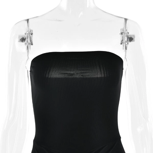 Détail d'une robe noire bustier sans bretelles en tissu élastique sur un mannequin
