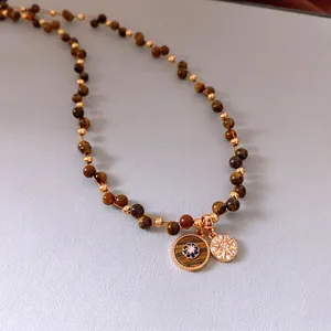 Collier de perles œil de tigre plaqué or 18 carats avec pendentifs de style vintage