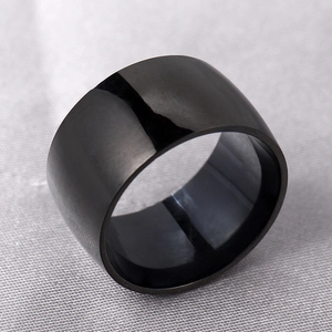 Polierter schwarzer 316L-Edelstahlring 12mm mit komfortabler Wölbung auf Textur