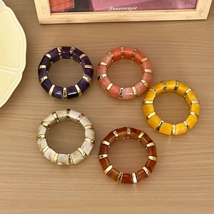 Vue de dessus de bracelets en résine géométriques avec perles facettées et intercalaires