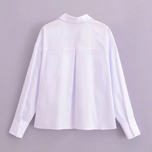 Vue arrière de la chemise blanche à manches longues avec pli creux et col classique
