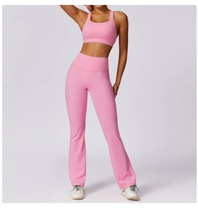 Dettaglio del reggiseno sportivo rosa e pantaloni yoga a zampa a vita alta coordinati