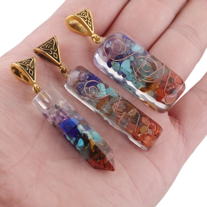 Pendentifs en pierres naturelles et résine avec détails dorés de style vintage