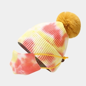 Dettaglio del cappello in maglia tie-dye per bambini con pompon e maschera coordinata