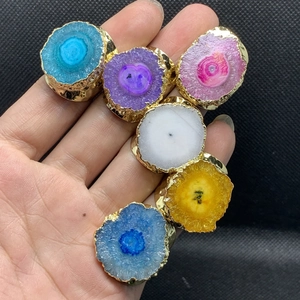 Anillo ajustable bañado en oro de 14K con láminas de cristal de ágata druzy en seis colores vivos