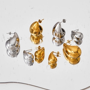 Boucles d'oreilles goutte d'eau en acier inoxydable poli doré et argenté sur miroir