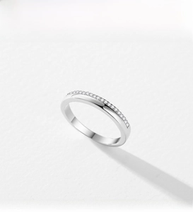 Detailansicht des minimalistischen s925 Silberrings mit funkelnder Zirkon-Reihe besetzt