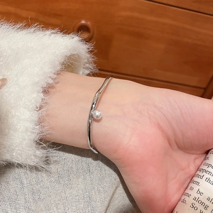 Gros plan du bracelet jonc doré 18 carats avec perle sur fond de style de vie