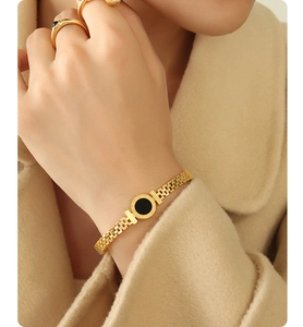 Dettaglio del bracciale placcato oro 18K con numeri romani, incisione LOVE e cinturino d'orologio
