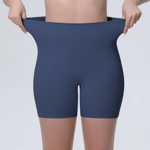 Détail du short de yoga bleu marine à taille haute montrant l'élasticité et le contrôle du ventre