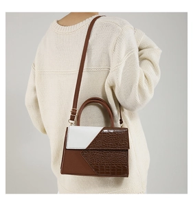 Détail d'un sac à main bicolore en cuir PU à motif crocodile et bandoulière réglable