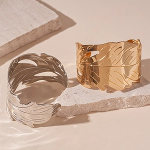 Bracelets manchettes ouverts en forme de feuilles dorées et argentées sur pierre