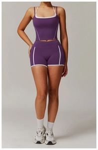 Makroaufnahme der lila Yoga-Shorts mit weißen Seitenpaspeln und professioneller Nahtführung