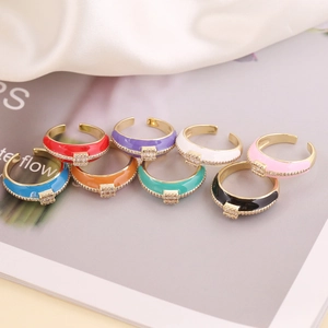Set di otto anelli aperti in smalto colorato placcati in oro con pietre di zircone